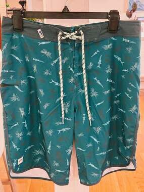 Jetty Men's Fish and Palm Print Performance Board Shorts (32)